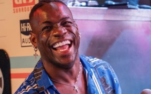 Mario Balotelli vola a Dubai: firmato il contratto con l’Al-Ittifaq FC