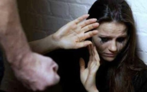 Picchia la madre e minaccia di morte il compagno della donna: arrestato