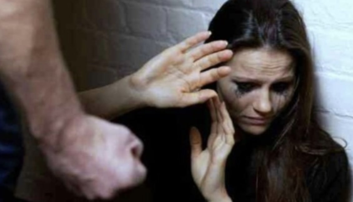 Picchia la madre e minaccia di morte il compagno della donna: arrestato