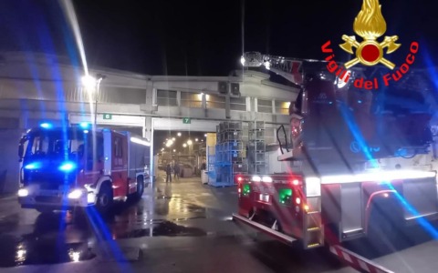 Pralboino: a fuoco una parte del tetto di una fonderia