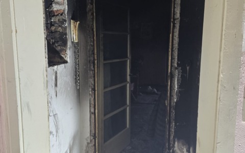 Principio d’incendio in una palazzina: vigile del fuoco fuori servizio salva una mamma e i tre bambini