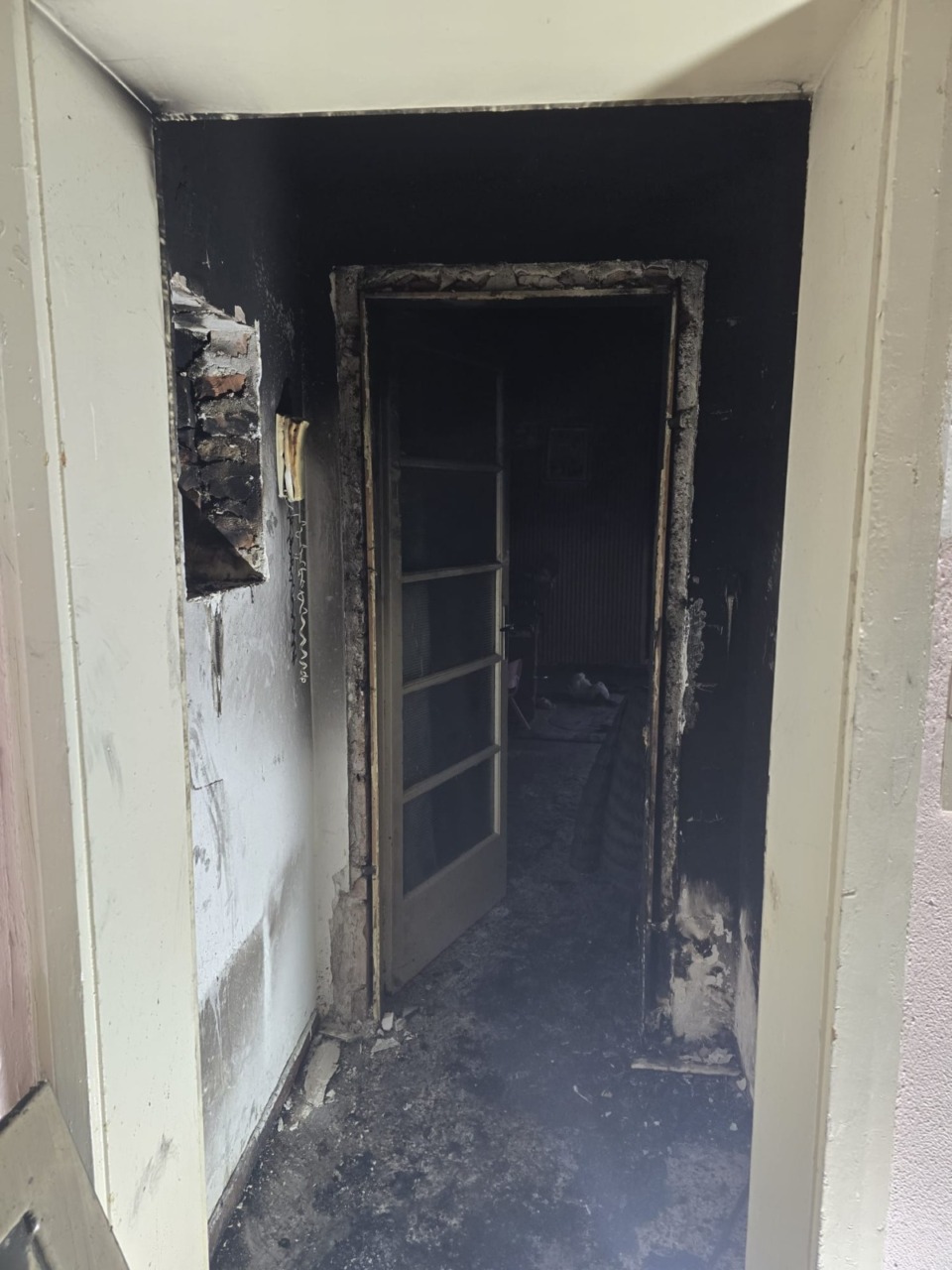 Principio d’incendio in una palazzina: vigile del fuoco fuori servizio salva una mamma e i tre bambini