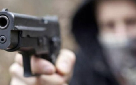 Ladro colpisce alla testa con la pistola il tabaccaio, ruba mille euro e si dà alla fuga: arrestato