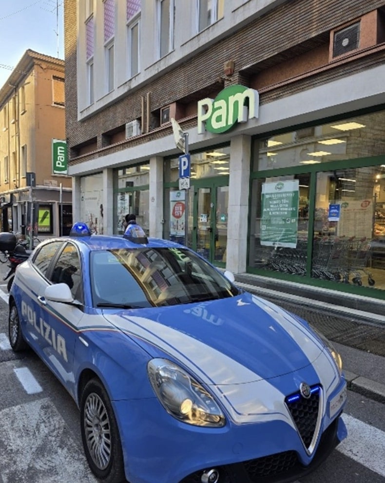 Rapina al supermercato Pam di Brescia: due in manette
