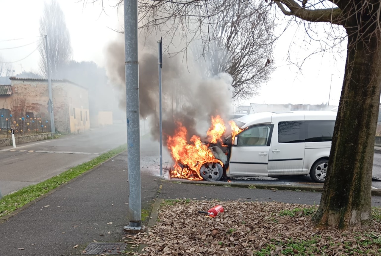 Roccafranca: a fuoco un furgoncino per il trasporto disabili