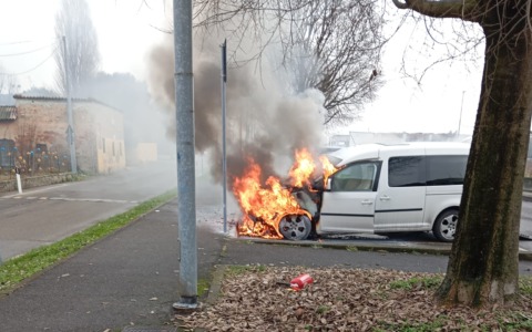Roccafranca: a fuoco un furgoncino per il trasporto disabili