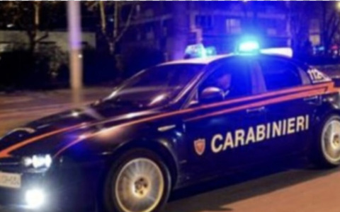 Ruba caricabatterie elettronici, prima di uscire dal negozio rimuove gli antitaccheggio: 36enne arrestato