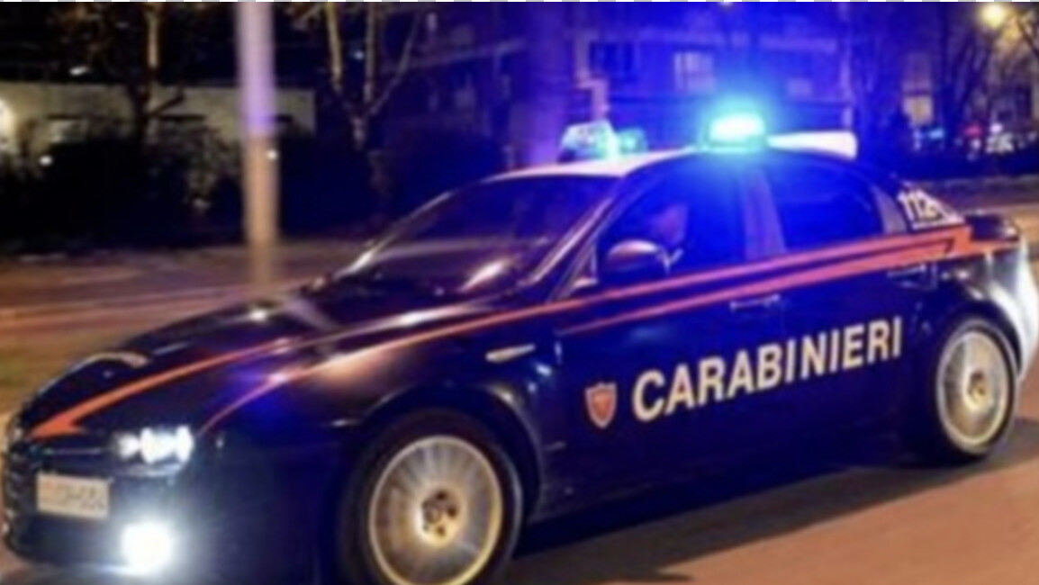 Ruba caricabatterie elettronici, prima di uscire dal negozio rimuove gli antitaccheggio: 36enne arrestato
