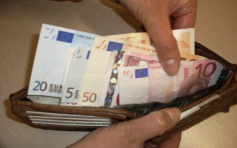 Ruba un portafoglio e poi contatta la vittima sui social chiedendo denaro per la restituzione: arrestato 54enne