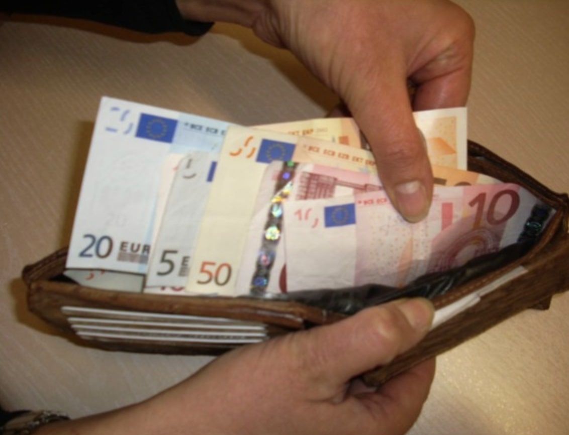 Ruba un portafoglio e poi contatta la vittima sui social chiedendo denaro per la restituzione: arrestato 54enne