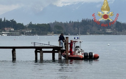 San Felice del Benaco: recuperata imbarcazione spiaggiata alla Gardiola