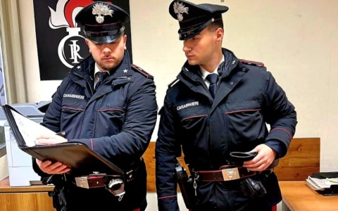 Scoperto con la droga in auto: in manette un pusher 26enne
