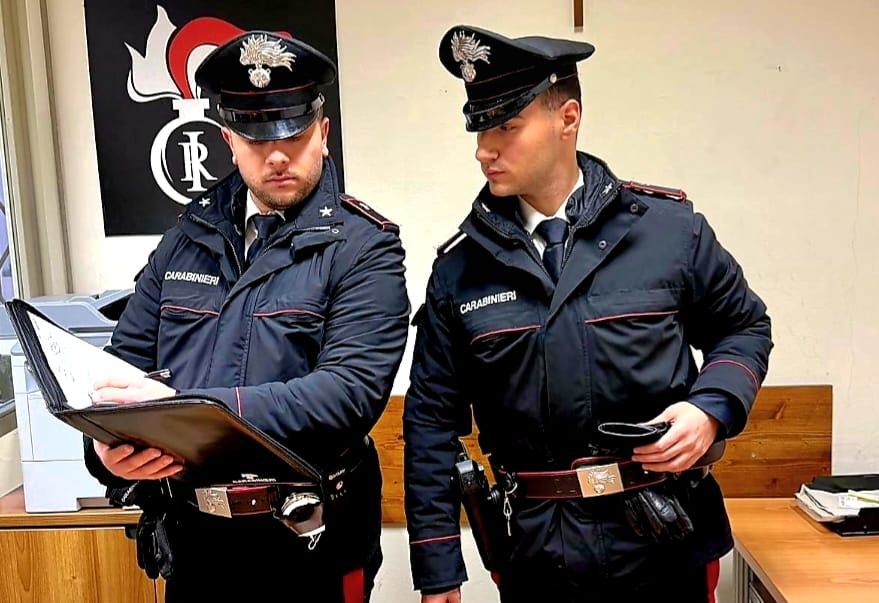 Scoperto con la droga in auto: in manette un pusher 26enne