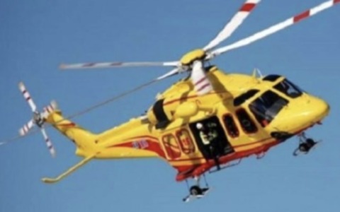 Si sente male alla fermata dell’autobus a Gardone Riviera, arriva l’elisoccorso