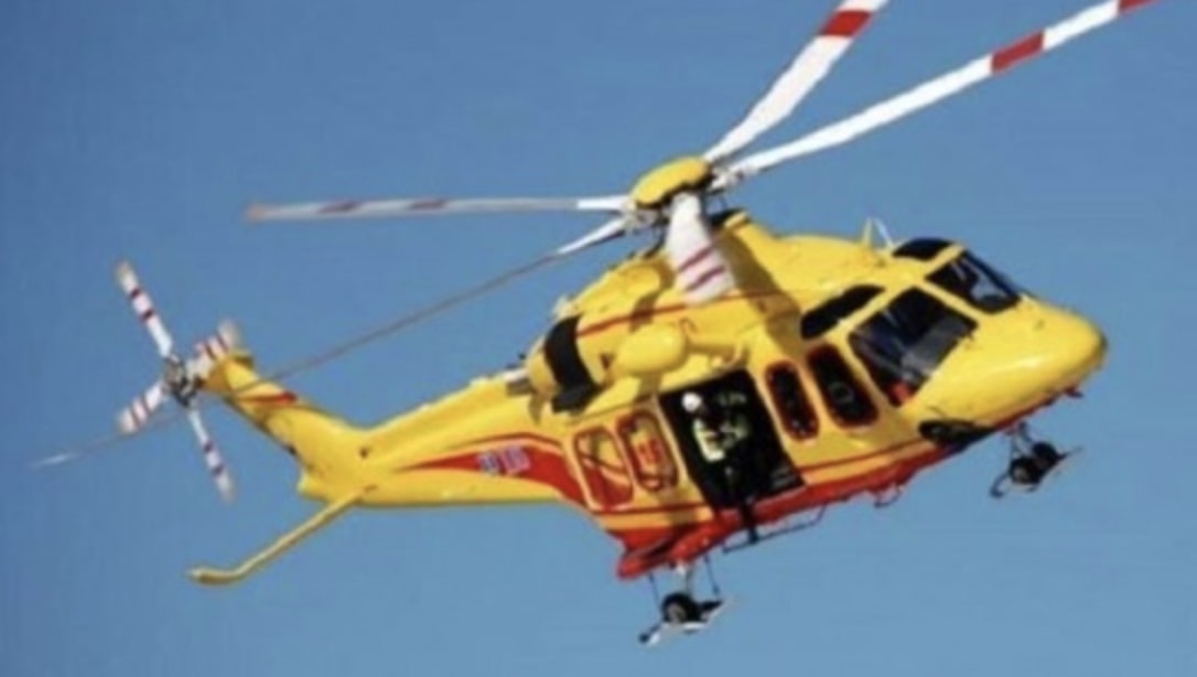 Si sente male alla fermata dell’autobus a Gardone Riviera, arriva l’elisoccorso