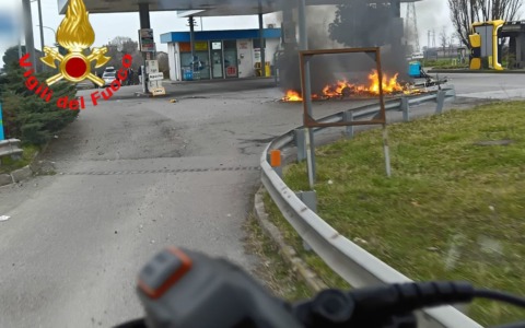 Sp510, a fuoco una roulotte: l’intervento dei Vigili del Fuoco