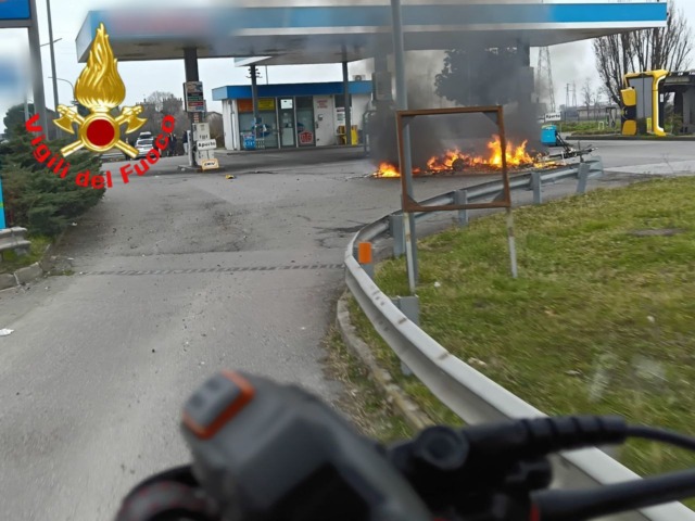 Sp510, a fuoco una roulotte: l’intervento dei Vigili del Fuoco