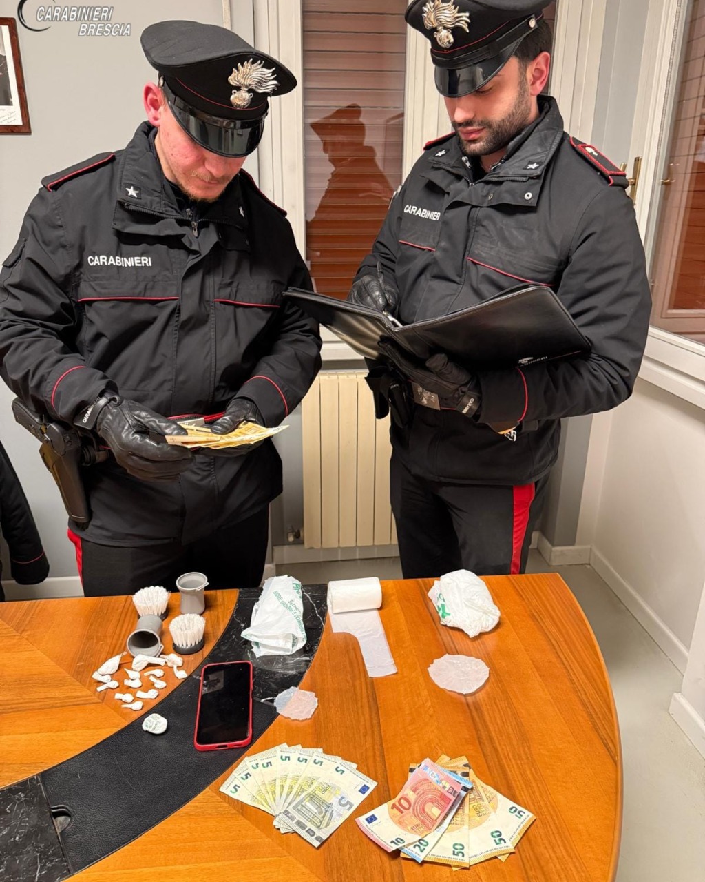Spaccio: trovato con quattordici dosi di cocaina, 25enne arrestato
