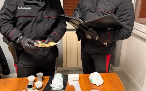 Spaccio: trovato con quattordici dosi di cocaina, 25enne arrestato