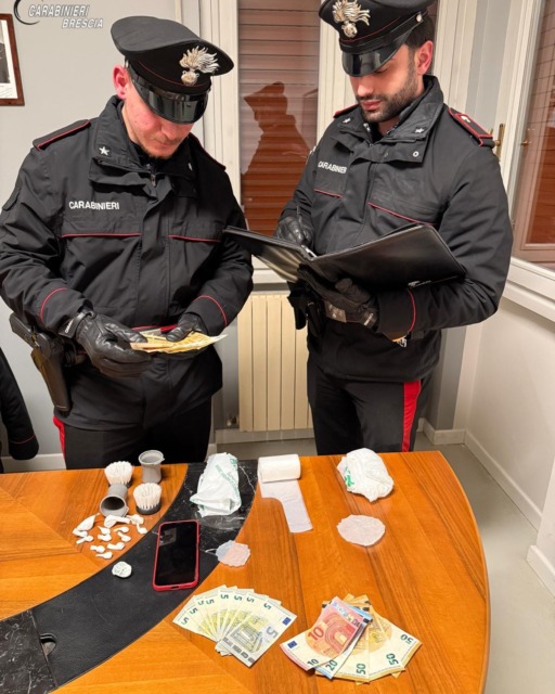 Spaccio: trovato con quattordici dosi di cocaina, 25enne arrestato
