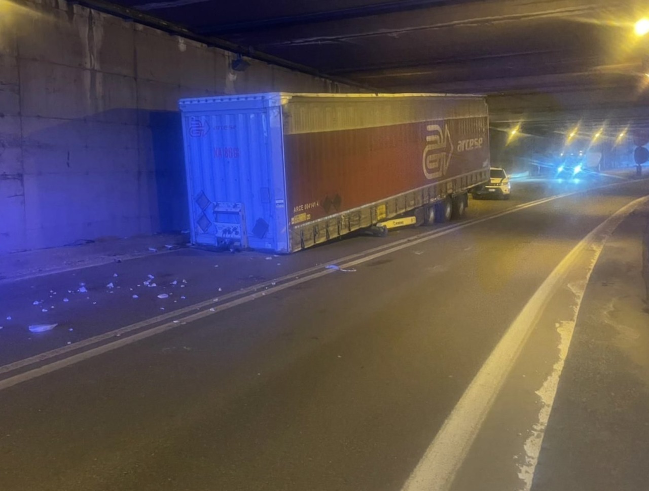 Ss45ter: disagi sul traffico a Villanuova dopo la perdita di un rimorchio