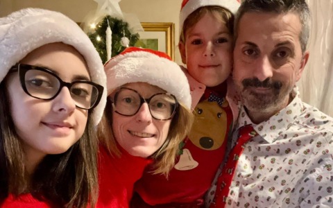 Il cuore grande di Emma Battela: a 10 anni raccoglie fondi per l’ospedale che cura la sua mamma