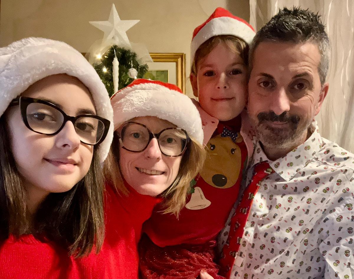 Il cuore grande di Emma Battela: a 10 anni raccoglie fondi per l’ospedale che cura la sua mamma