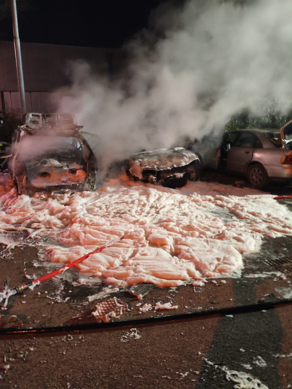 Tre auto in fiamme a causa dei petardi, indagini in corso