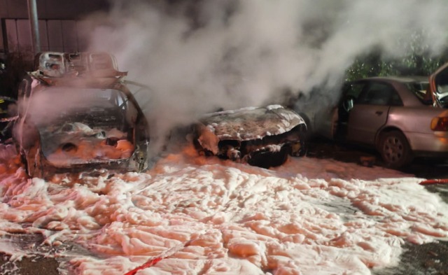 Tre auto in fiamme a causa dei petardi, indagini in corso