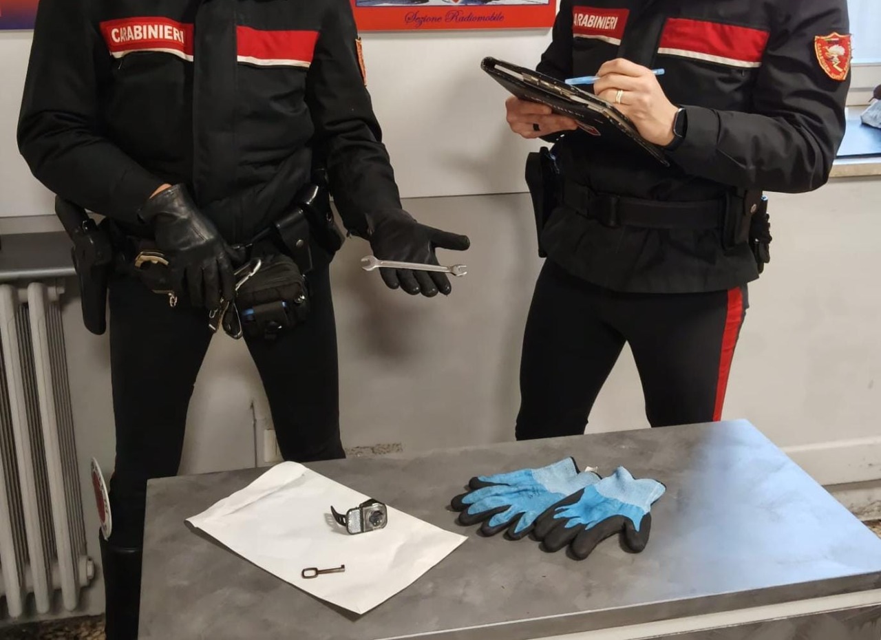 Brescia, fermato all’alba con passamontagna e attrezzi da scasso: denunciato un 47enne