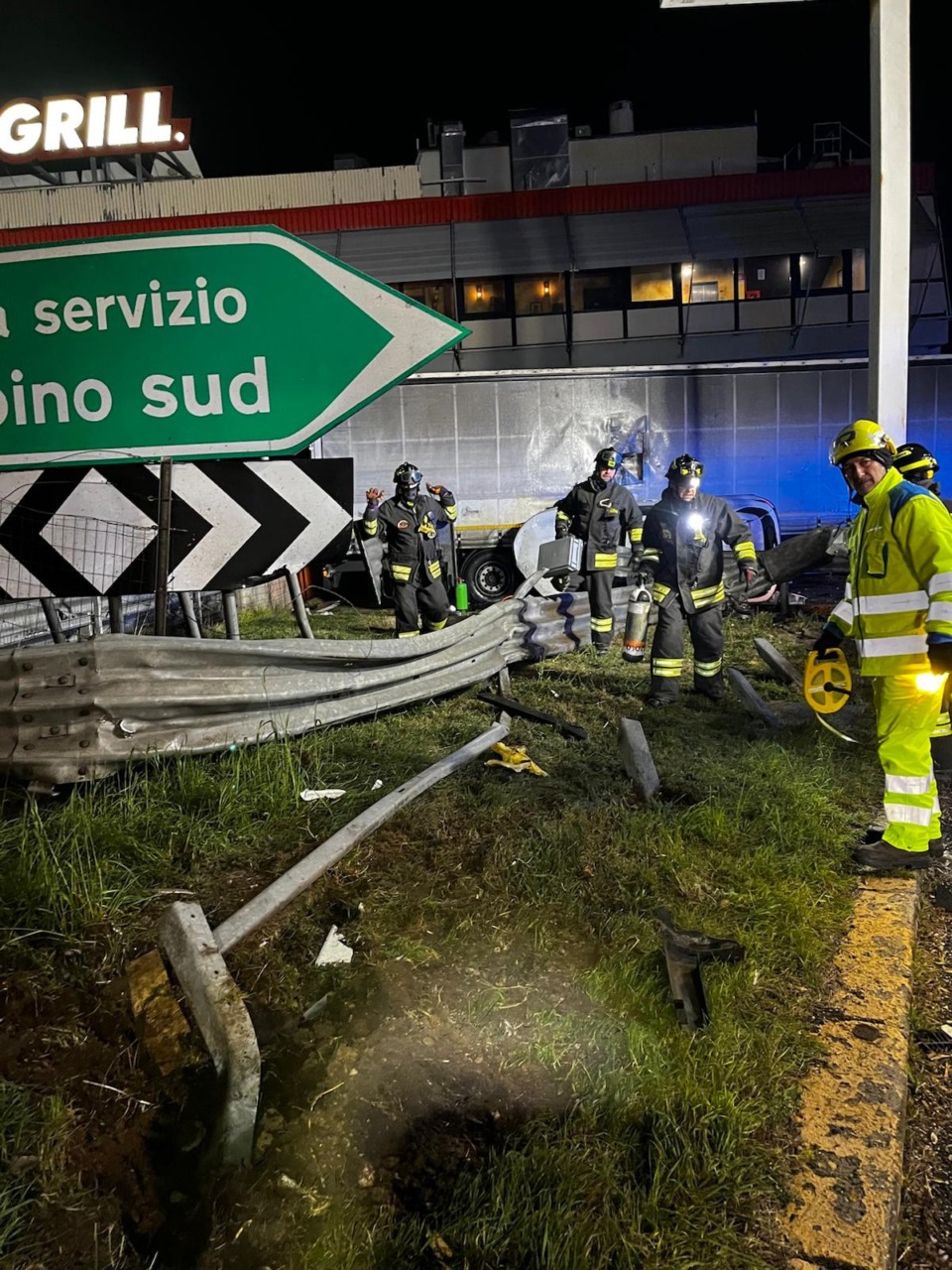 Si schianta contro il guard rail e finisce contro un Tir: grave un giovane in A4