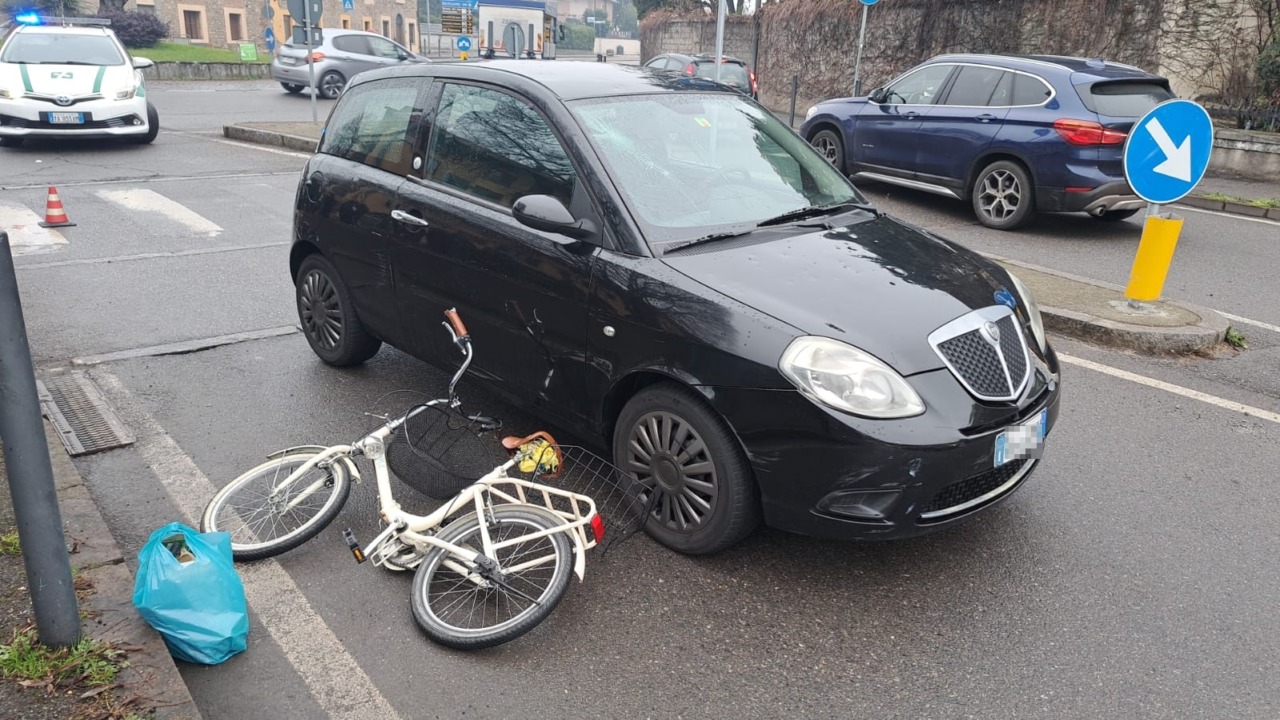 Ciclista investita a Coccaglio mentre attraversa la strada