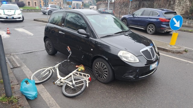 Ciclista investita a Coccaglio mentre attraversa la strada