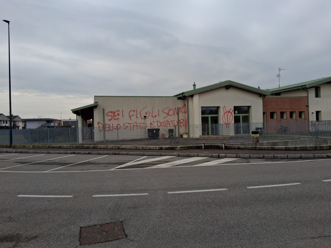 Scritte No Vax sui muri del cimitero e della materna di Palazzolo