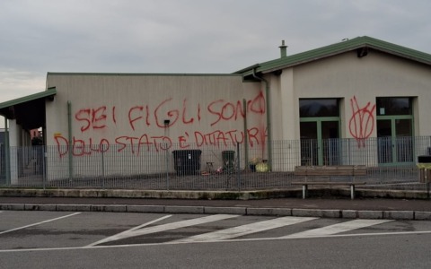 Scritte No Vax sui muri del cimitero e della materna di Palazzolo