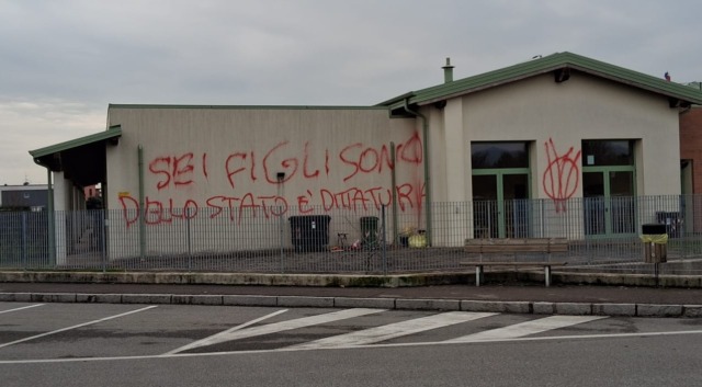 Scritte No Vax sui muri del cimitero e della materna di Palazzolo