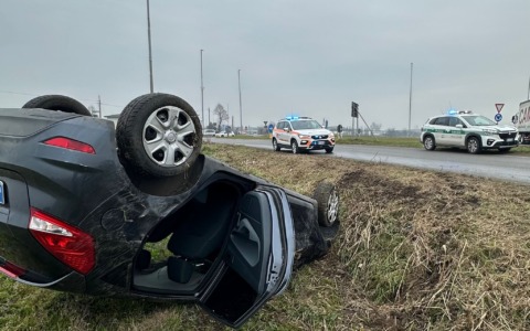 Sbanda sulla rotonda: 20enne esce di strada