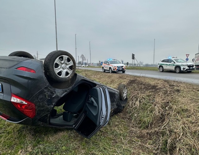 Sbanda sulla rotonda: 20enne esce di strada