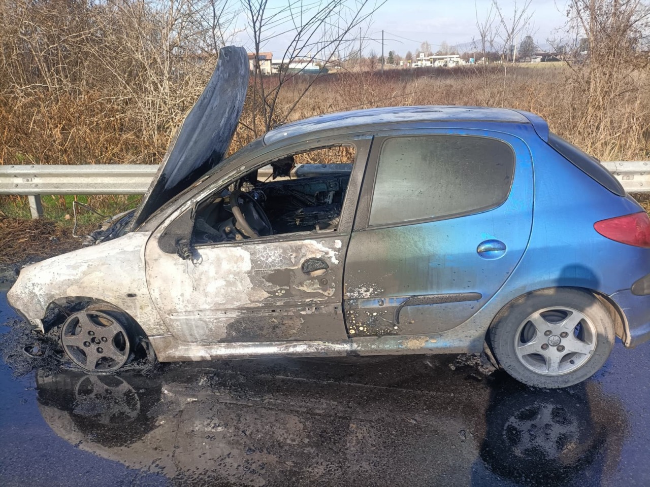 Auto in fiamme a  Chiari, illesa la conducente