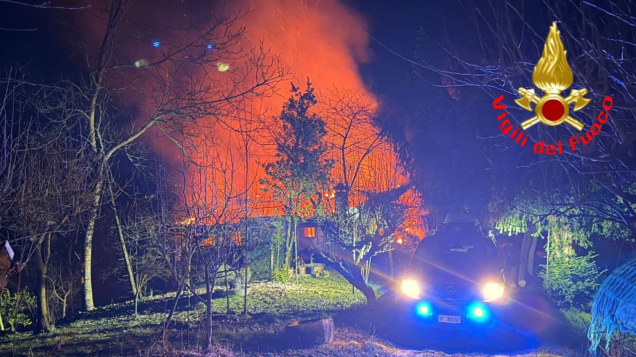 A fuoco una casa di montagna tra Preseglie e Vestone: intervengono i Vigili del Fuoco