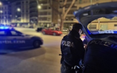 Aggredisce sorella e madre con un bastone dopo aver distrutto la casa, denunciato un 22enne