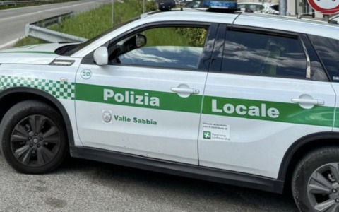 Al volante ubriaco tampona un’auto e scappa, scatta la denuncia