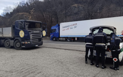 Autista di bus trovato senza Cqc e senza permesso di soggiorno per motivi di lavoro: scattano fermo amministrativo e sanzione