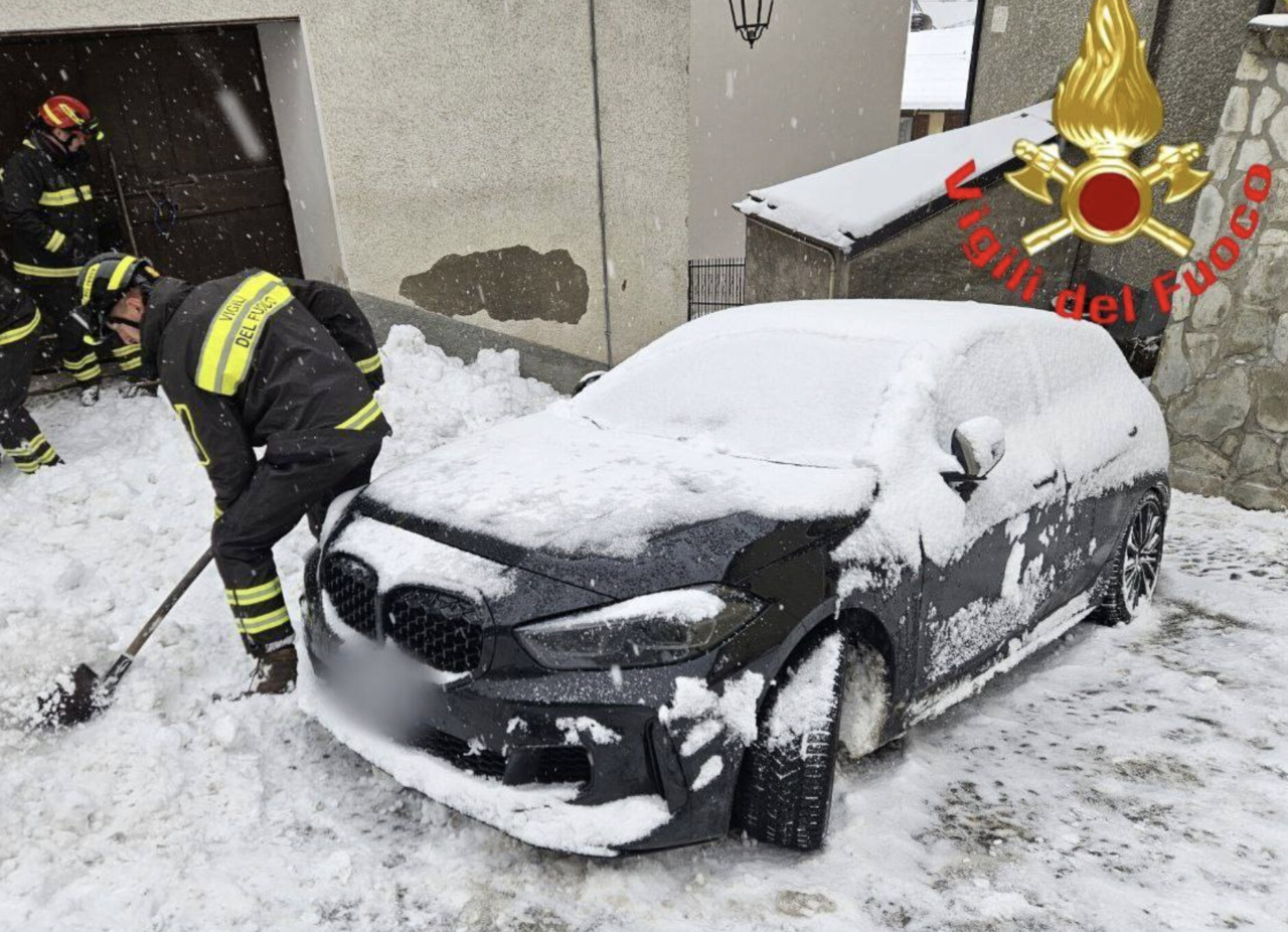 Temù: un’auto resta bloccata dalla neve