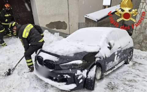 Temù: un’auto resta bloccata dalla neve