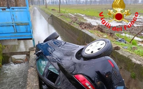 Non si ferma all’alt dei carabinieri, fugge a folle velocità e finisce nel canale