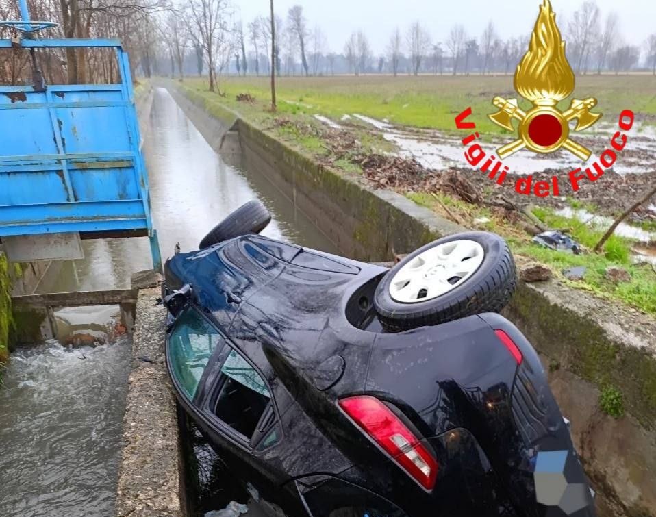 Non si ferma all’alt dei carabinieri, fugge a folle velocità e finisce nel canale