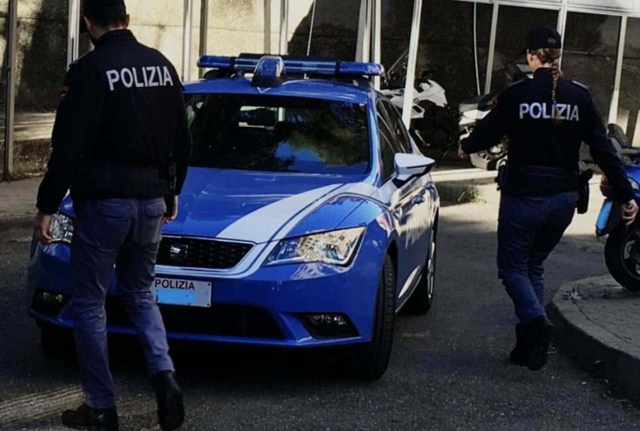 Brescia: a torso nudo e con un bastone in mano minaccia di morte i clienti del bar e i poliziotti