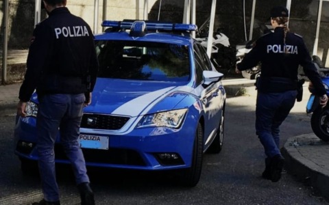 Brescia: a torso nudo e con un bastone in mano minaccia di morte i clienti del bar e i poliziotti