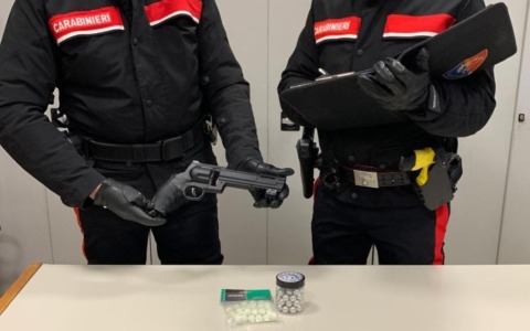 Brescia: infastidito dal citofono esplode due colpi di pistola e colpisce in fronte una 37enne
